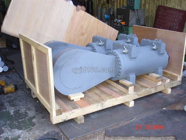 莱锡立磨液压缸